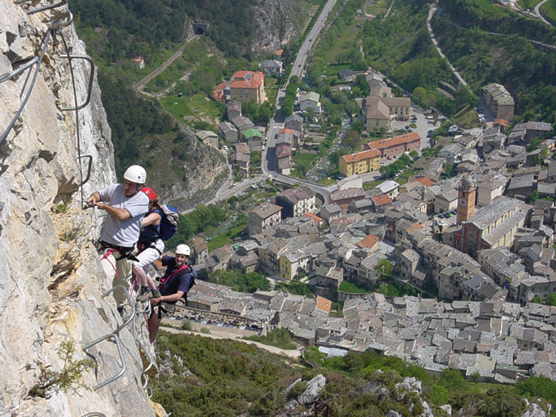 Le village de Tende en arrière plan