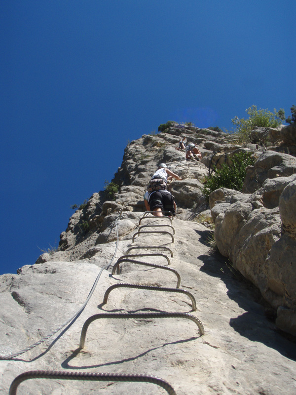 Montée sur le fil du pilier